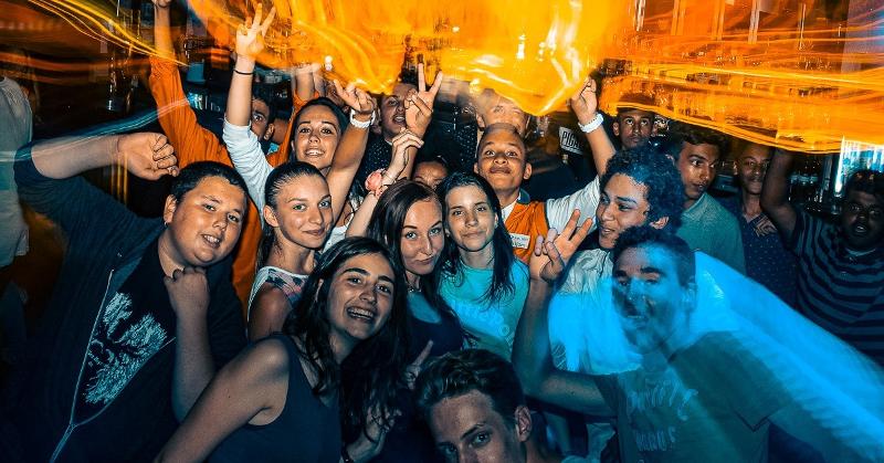 groupe de jeunes en train de faire la fête pendant leur voyage linguistique angleterre