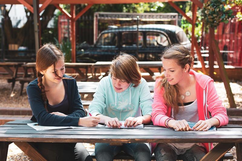 trois participantes à des séjours linguistiques Bath