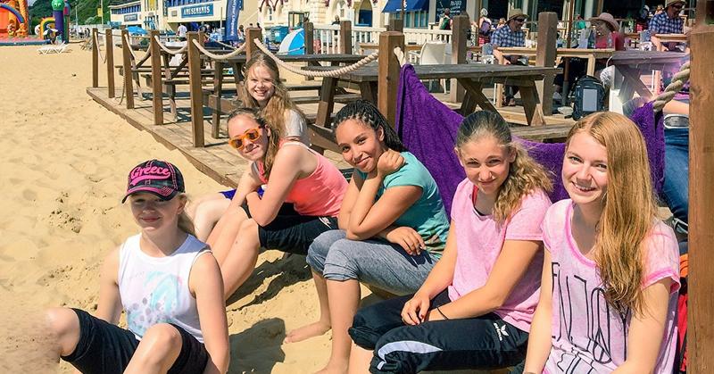 groupe de filles sur la plage lors de leur voyage linguistique angleterre