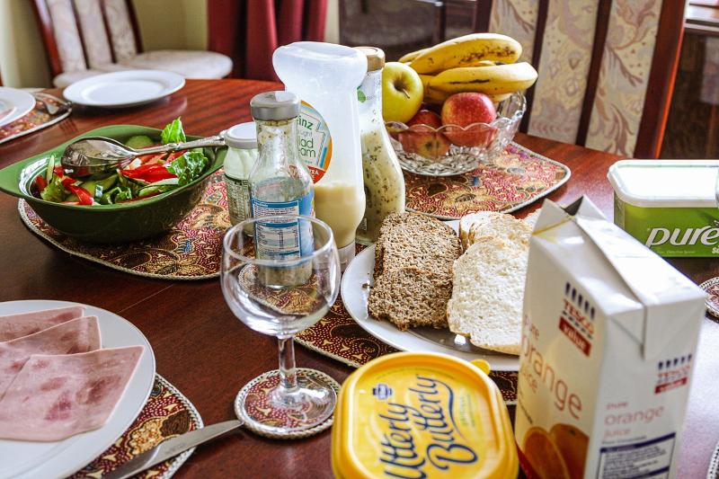 Petit déjeuner du voyage linguistique angleterre avec salade, pain, fruits, charcuterie
