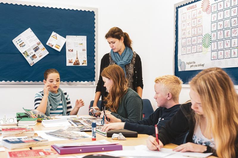 jeunes en classe avec une professeure du voyage linguistique angleterre