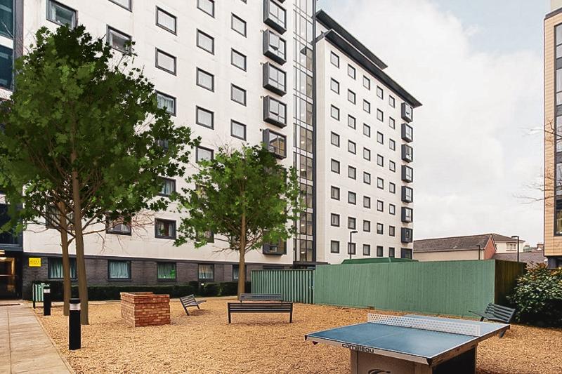 extérieur d'un hôtel du voyage linguistique angleterre avec une table de ping-pong et des bancs