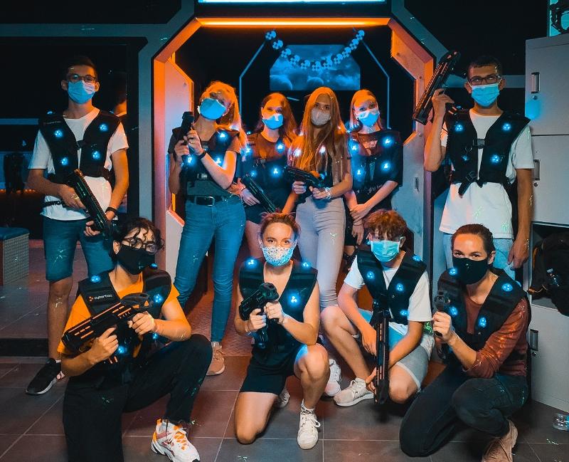 photo de groupe lors d'un laser game lors du voyage linguistique angleterre