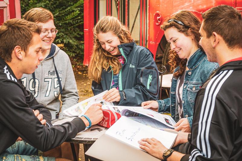 5 adolescents une photo dans un parc 