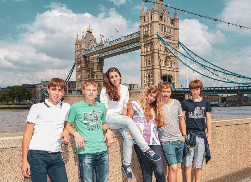 groupe devant le london bridge lors du voyage linguistique angleterre