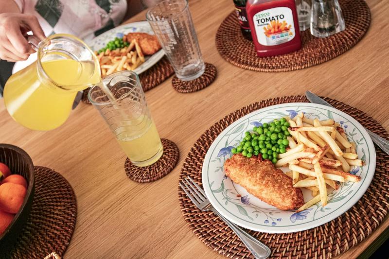 Déjeuner du voyage linguistique angleterre avec frites, petit pois et poisson pané