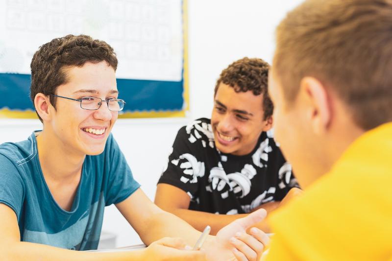 garçons souriants lors du voyage linguistique angleterre