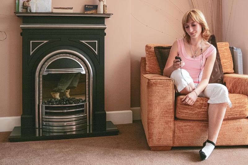 fille dans un fauteuil à côté d'une cheminée dans le voyage linguistique angleterre