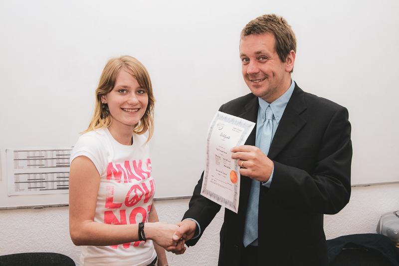 Remise de certificat à une jeune fille à la fin du voyage linguistique angleterre