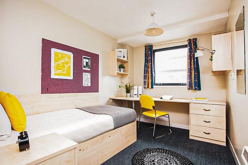 Chambre individuelle du voyage linguistique angleterre Avec un lit, un bureau avec des tiroirs, une chaise, des étagères
