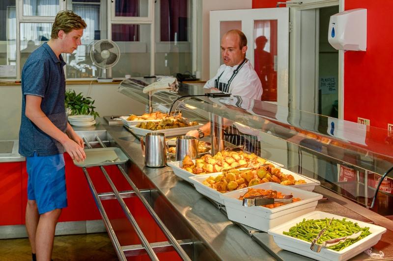 Buffet à la cafétéria pour le dîner du voyage linguistique angleterreavec des légumes, de la viande