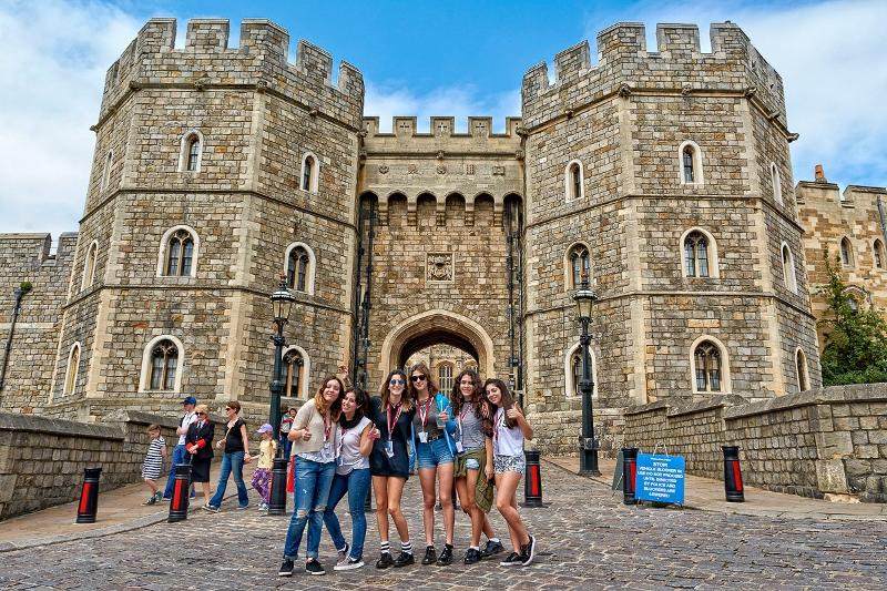 Des jeunes filles devant un château en excursion à Oxford lors du voyage linguistique angleterre