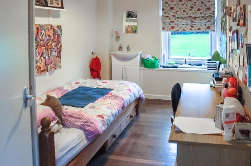 chambre avec un lit 1 personne, un lavabo avec rangement, un bureau et une chaise à Oxford pour le voyage linguistique angleterre