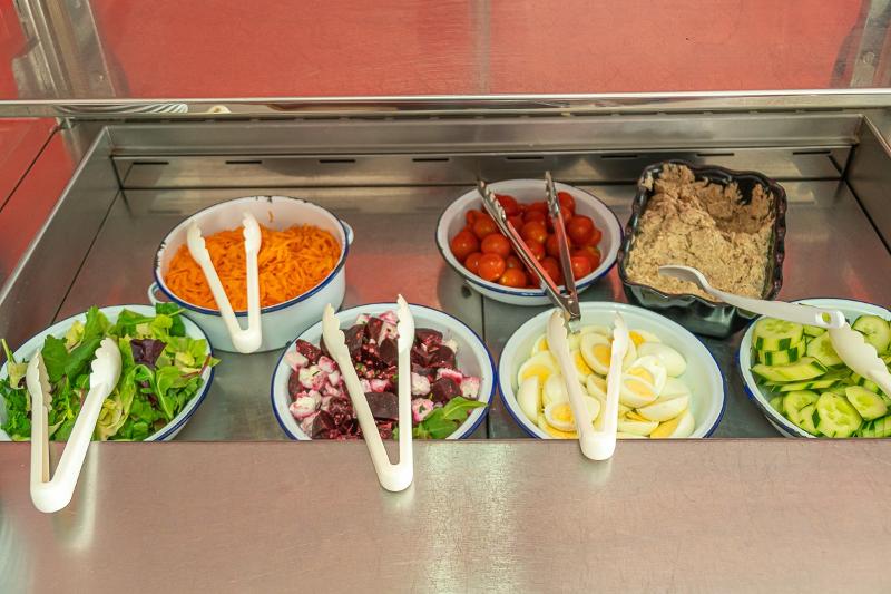 Buffet de crudités avec salade, carottes rapées, tomates, oeufs durs, concombre pendant le voyage linguistique angleterre
