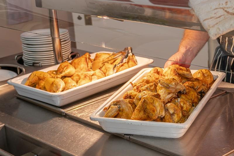 deux grands plats de poulet rôti pendant le voyage linguistique angleterre