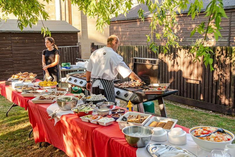 Grandes tables de repas avec pleins de nourriture dessus en séjour linguistique Toronto
