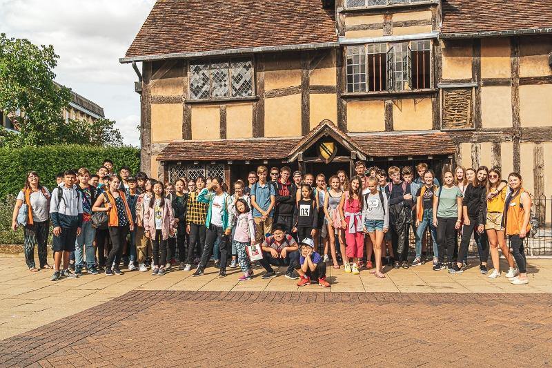Photo avec tout les participants du voyage linguistique angleterre devant une petit maison de ville typique