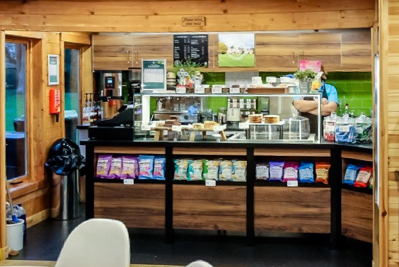 Cafétéria avec snacks et gâteaux disponibles pendant le voyage linguistique angleterre