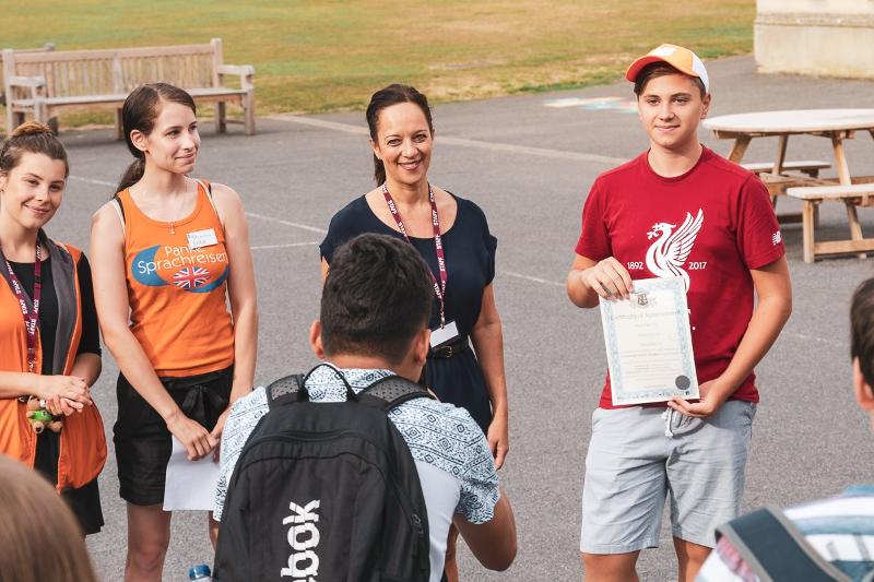 jeunes fiers de leur certificat du voyage linguistique angleterre