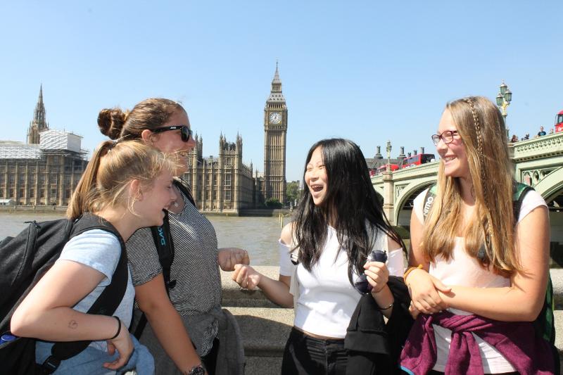 des adolescentes posent devant Big Ben