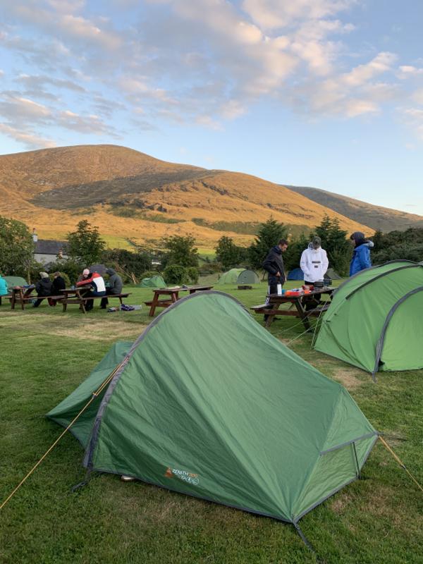 campement avec des tentes en pleine nature pendant un séjour linguistique irlande