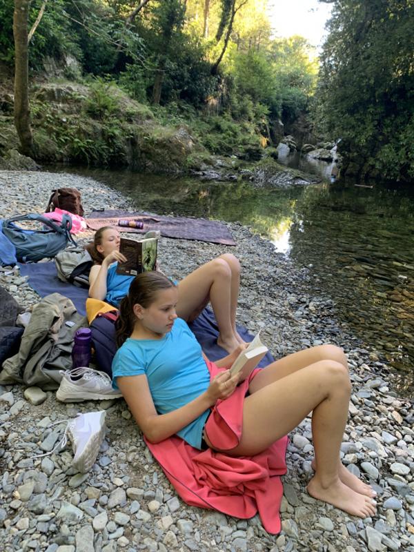 Filles qui lisent au bord d'une rivière pendant un séjour linguistique irlande