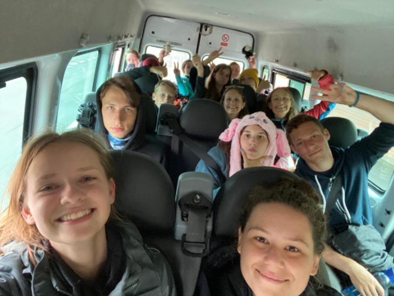 Selfie de groupe du séjour linguistique irlande dans un mini-bus