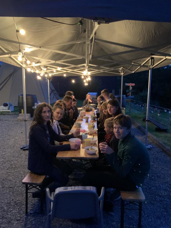 Tablée dehors pour un dîner en séjour linguistique irlande