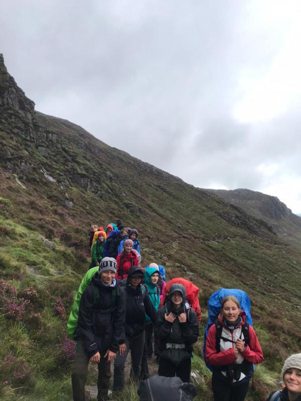 Jeunes en randonnée sous la pluie en séjour linguistique irlande
