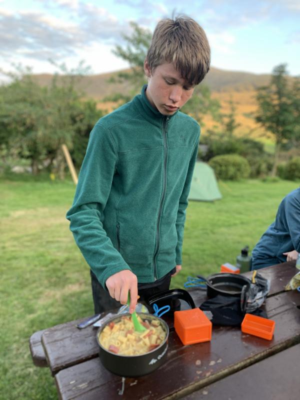 garçon préparant le repas au campement du séjour linguistique irlande