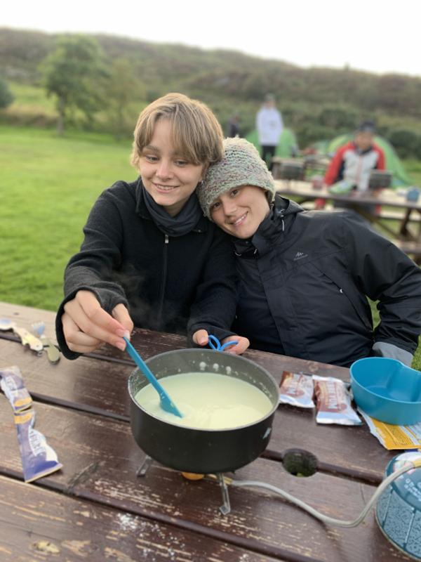 2 jeunes cuisinant sur un réchaud pendant le séjour linguistique irlande