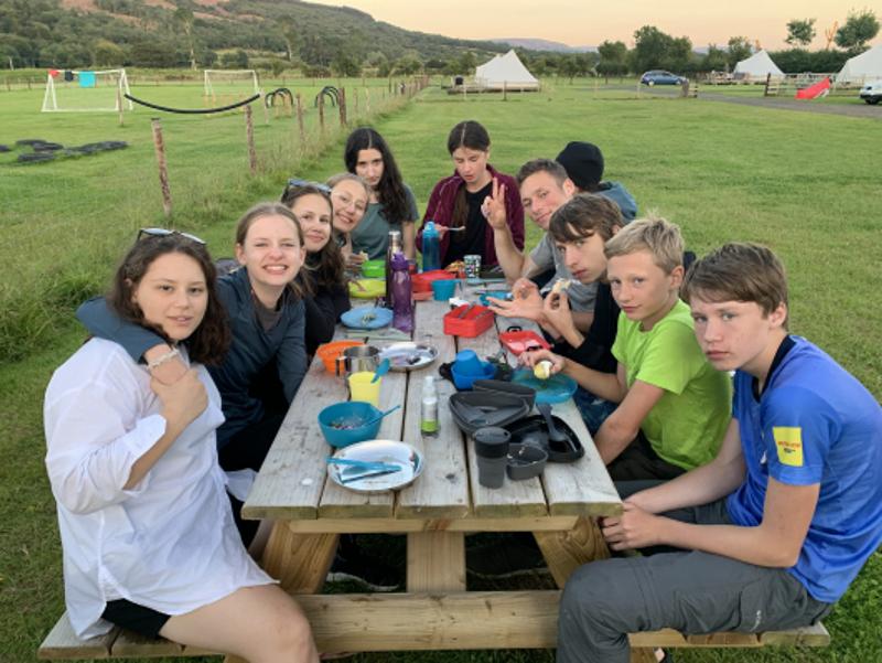 Groupe du séjour linguistique irlande autour d'une table de pique-nique pour le repas 