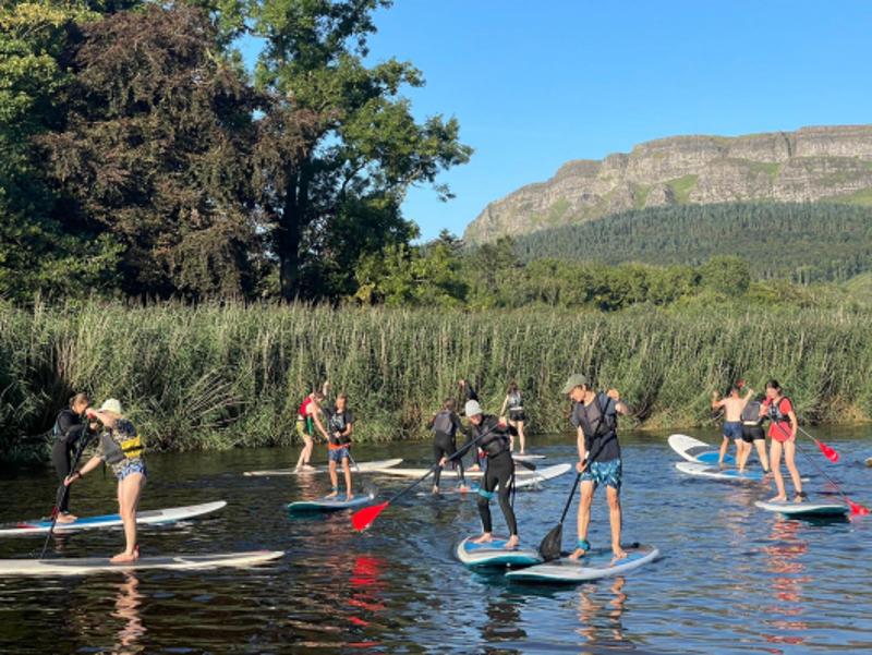 groupe du séjour linguistique irlande sur l'eau avec des paddles