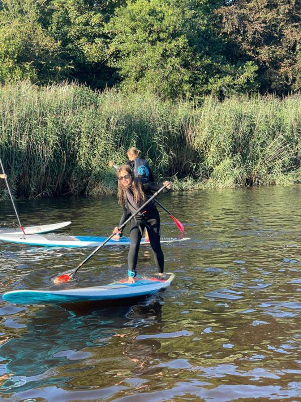 Fille sur un paddle sur une rivière du séjour linguistique irlande