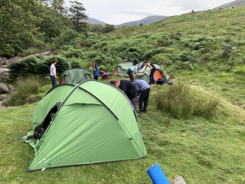 tentes plantées en pleine nature du séjour linguistique irlande 