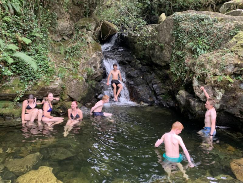 jeunes se baignant dans une cascade en séjour linguistique irlande