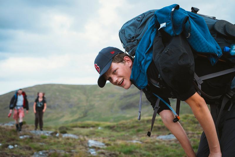 jeune avec un sac à dos pendant une randonnée dans la nature du séjour linguistique irlande 