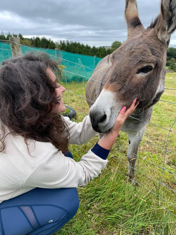 fille avec un âne durant un séjour linguistique irlande 