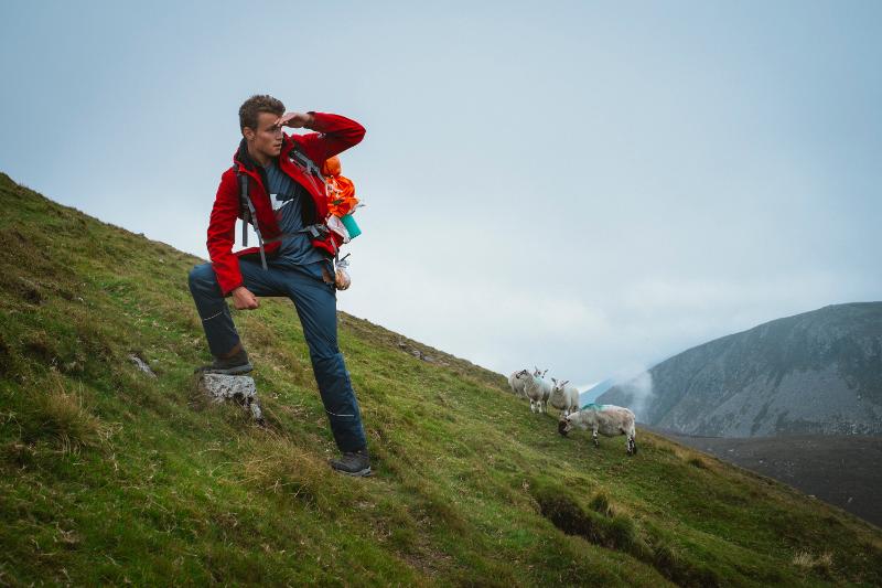garçon en randonnée au milieu des moutons pendant un séjour linguistique irlande