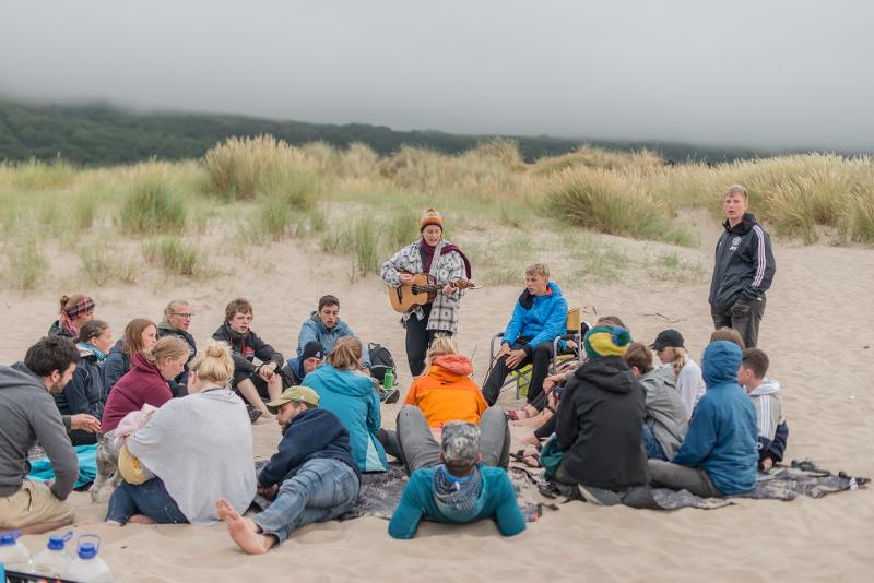 groupe du séjour linguistique irlande sur la plage avec une guitare