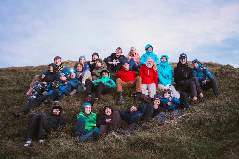 photo de groupe des participants du séjour linguistique irlande assis sur une colline