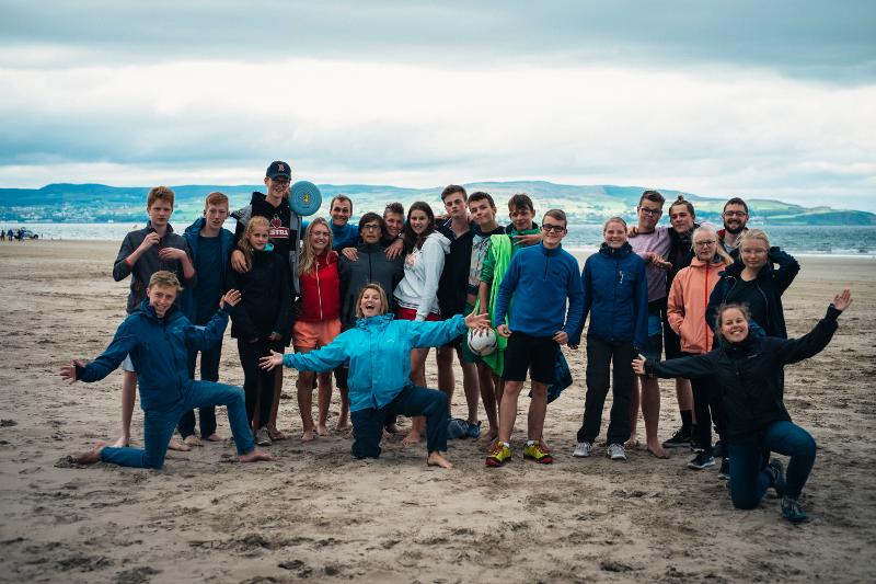jeunes du séjour linguistique irlande sur la plage avec les montagnes en fond