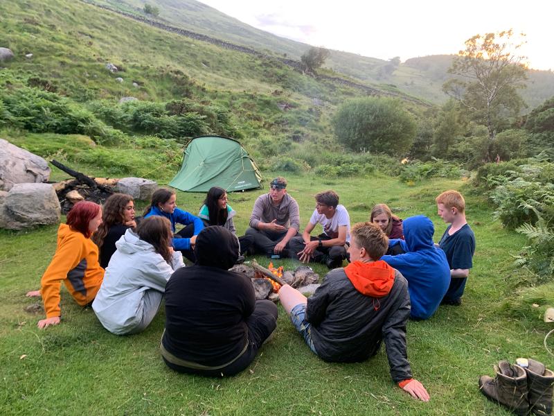 jeunes autour du feu du camp séjour linguistique irlande 