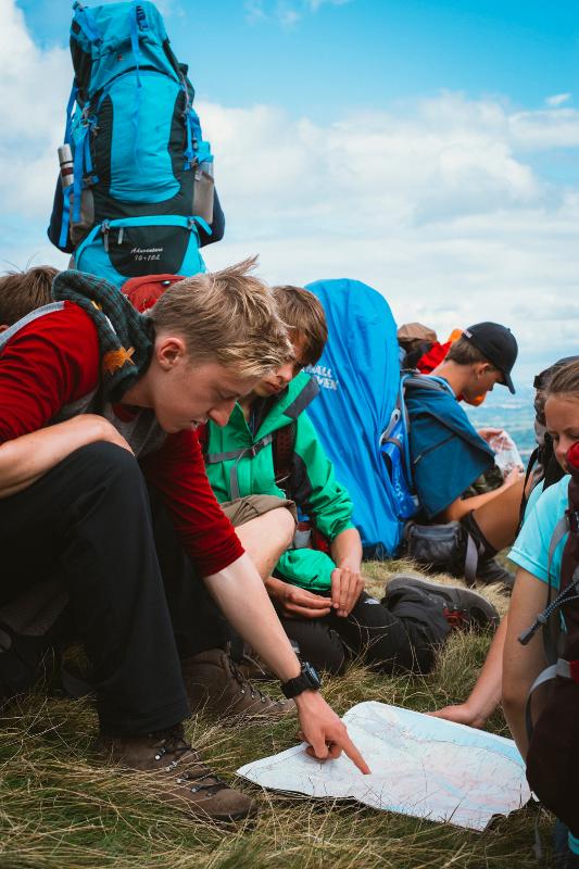 jeunes regardant une carte pendant le camp séjour linguistique irlande en nature 