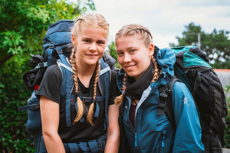 2 filles du séjour linguistique irlande avec des sacs à dos de randonnée