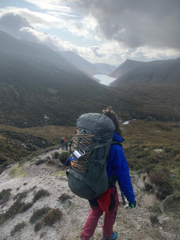 fille de dos en randonnée séjour linguistique irlande avec vu sur les montagnes