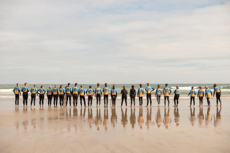 tous les jeunes du séjour linguistique irlande de dos face à la mer 