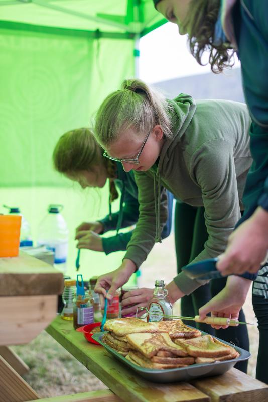 3 filles préparant le petit déjeuner au camp du séjour linguistique irlande 