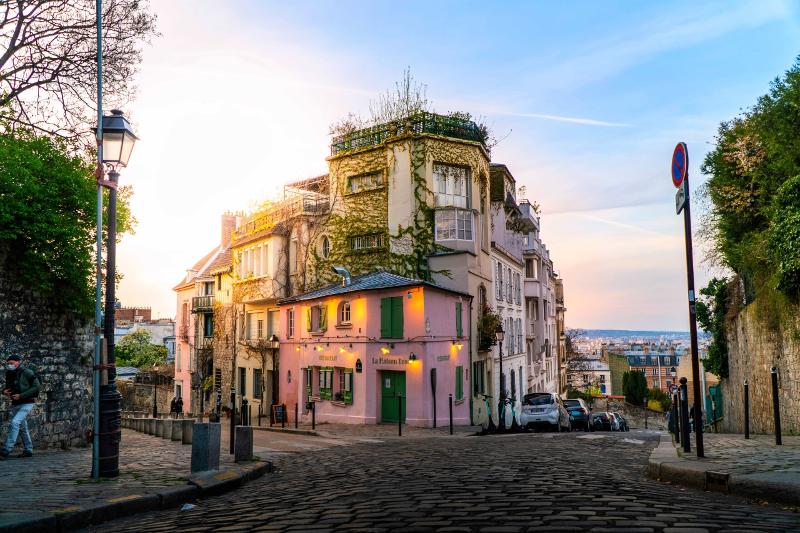 Foto delle strade di Montmatre al tramonto scattata durante le vacanze studio Parigi