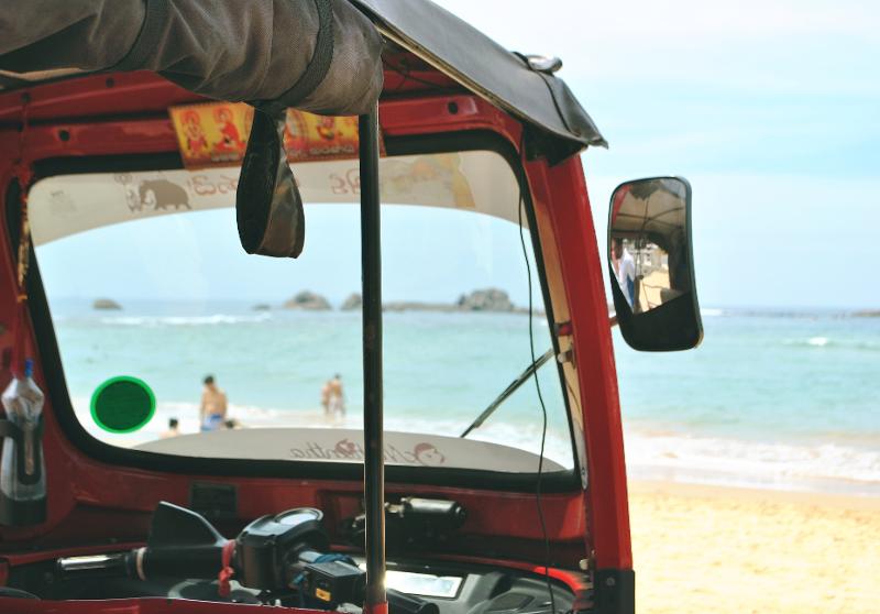 plage et tuk tuk